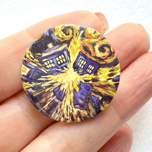 2009 BBC Doctor Dr Who Exploding Tardis Button Pinback 1.25” Pin - Picture 2 of 4